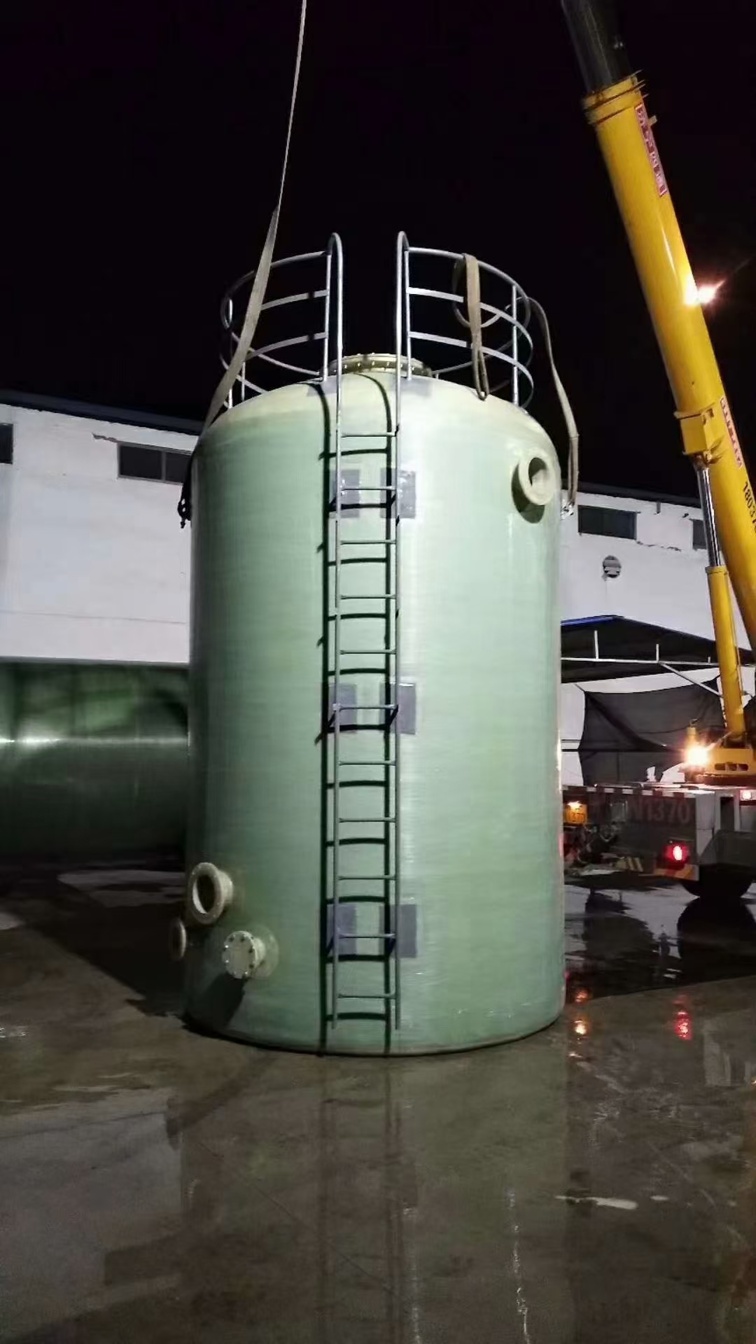 立式蘑菇视频下载渠道罐现场吊装